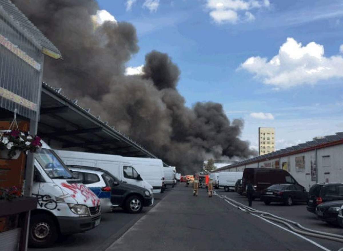 Un centru comercial a luat foc. Sute de pompierii se luptă să stingă flăcările