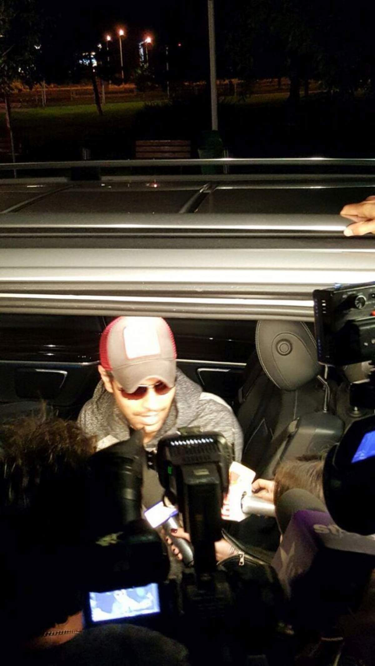 FOTO / Primele imagini cu Enrique Iglesias în România! Ce a făcut imediat ce a ajuns în aeroport