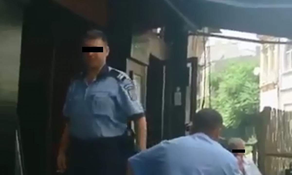 VIDEO / Poliţist filmat în timp ce face un gest scandalos îmbrăcat în uniformă! Uite cine împarte legea în România!