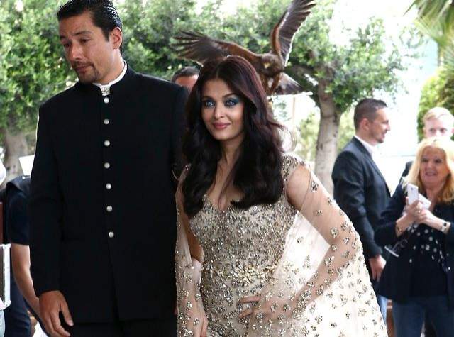 FOTO / Aishwarya Rai, strălucitoare pe covorul roşu. A reuşit să-şi ascundă kilogramele în plus, după ce a fost acuzată că e prea grasă