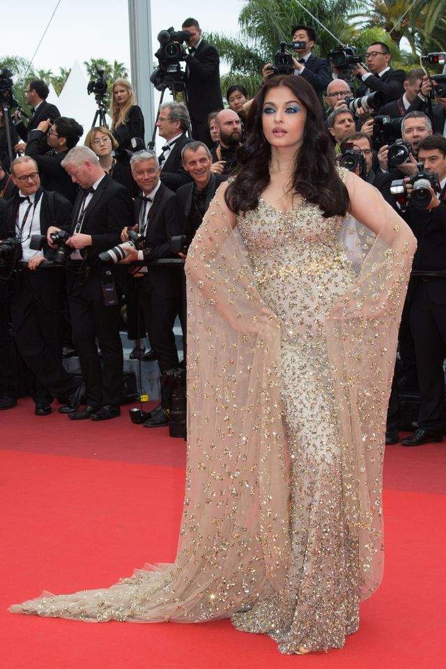 FOTO / Aishwarya Rai, strălucitoare pe covorul roşu. A reuşit să-şi ascundă kilogramele în plus, după ce a fost acuzată că e prea grasă