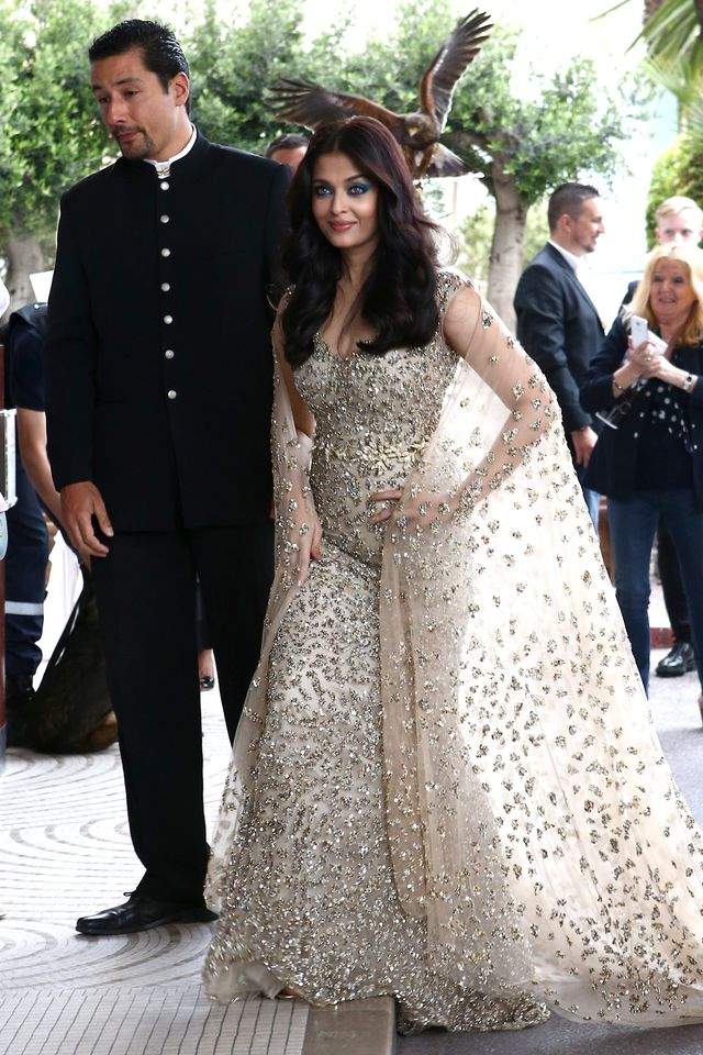 FOTO / Aishwarya Rai, strălucitoare pe covorul roşu. A reuşit să-şi ascundă kilogramele în plus, după ce a fost acuzată că e prea grasă