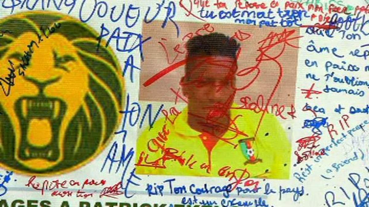 FOTO / Lacrimi în Camerun! Trupul lui Patrick Ekeng a ajuns acasă!