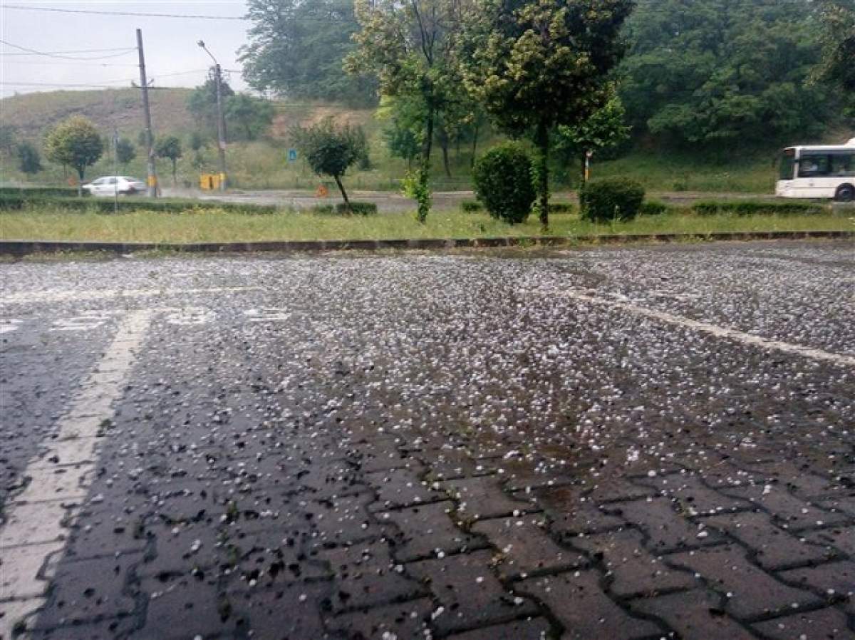 Nu scăpăm de ploi! Meteorologii au emis COD GALBEN de furtuni şi grindină! Care sunt zonele afectate