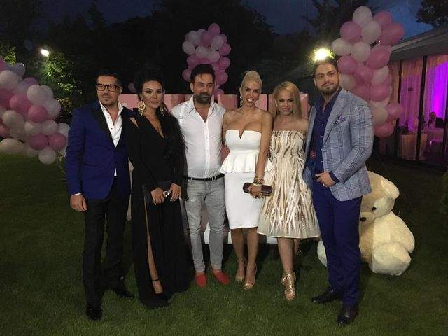 FOTO / Ce apariţie! Raluca Bădulescu, la un pas să-şi "piardă" sânii la botezul fiicei Andei Adam