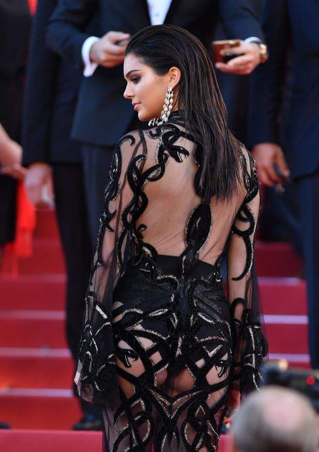 FOTO / Apariţie incendiară! Kendall Jenner şi-a arătat fundul pe covorul roşu de la Cannes