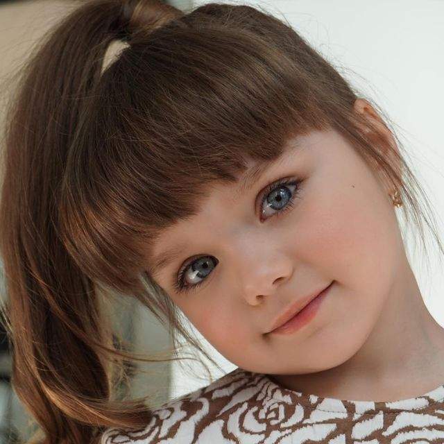 GALERIE FOTO / Ochi albaştri şi privire gingaşă! E această fetiţă cea mai frumoasă din lume?