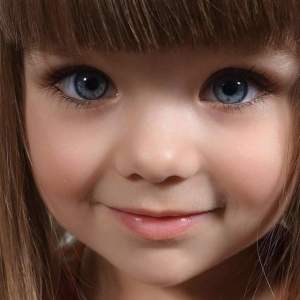 GALERIE FOTO / Ochi albaştri şi privire gingaşă! E această fetiţă cea mai frumoasă din lume?