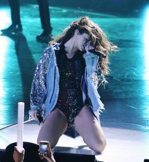 FOTO / A uitat de inhibiţii şi s-a dezlănţuit pe scenă! Selena Gomez, cu zona intimă la vedere, în faţa a mii de fani