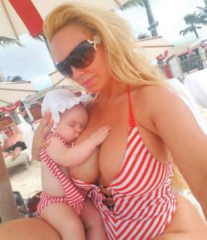 FOTO / Aşa mamă, aşa fiică. Coco Austin şi fetiţa ei, la plajă în costume de baie asortate