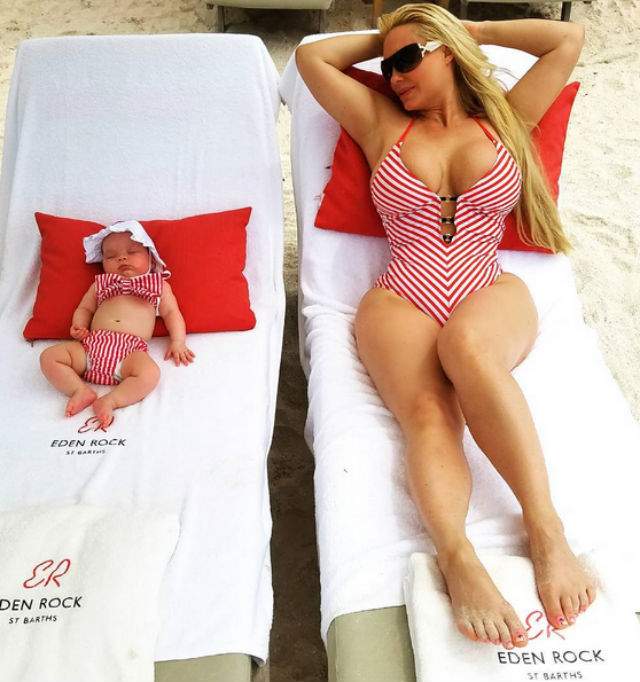 FOTO / Aşa mamă, aşa fiică. Coco Austin şi fetiţa ei, la plajă în costume de baie asortate