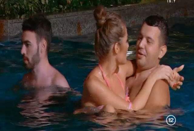 VIDEO / Cristi de la "Insula Iubirii" a făcut primul pas greşit? Când i-a văzut fundul ispitei Cătălina nu s-a mai dezlipit de ea