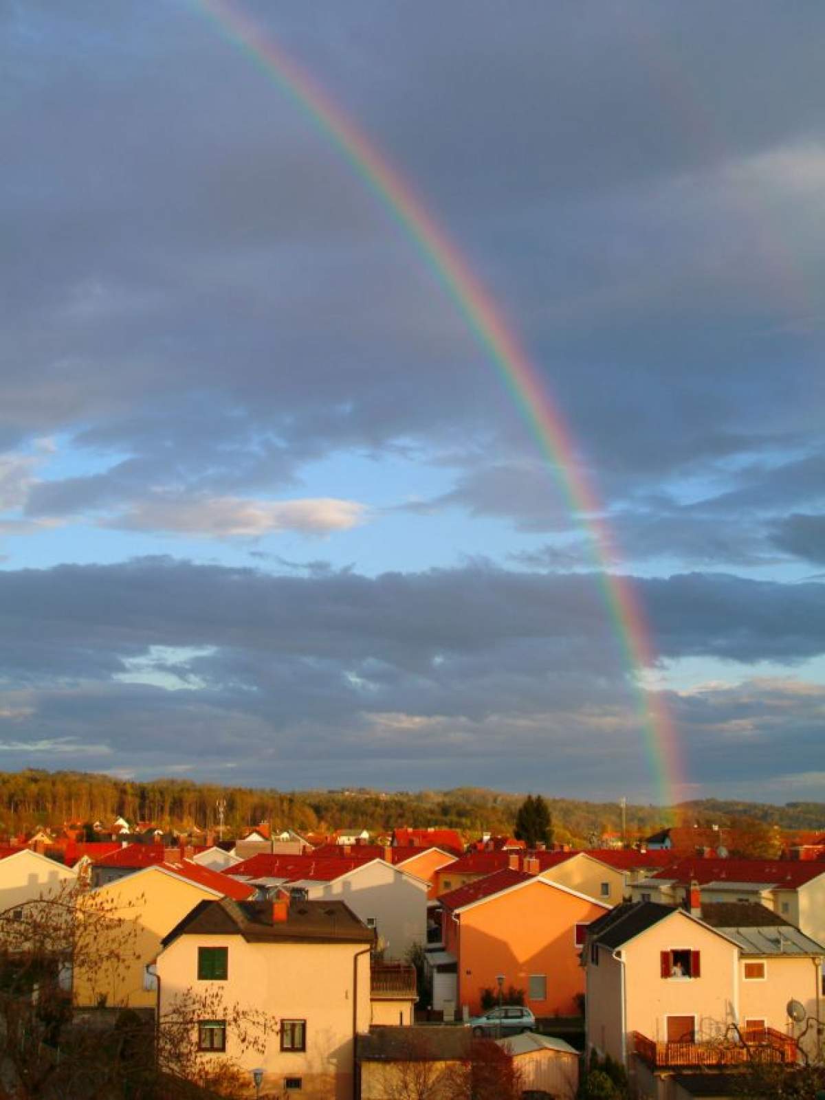 Cum va fi vremea în zilele următoare! Dacă unii se bucură de soare, mai multe zone din țară nu scapă de codul galben de ploaie