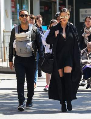 FOTO / Chrissy Teigen și John Legend au atras atenția tuturor! Cum au ieșit la plimbare cei doi. Imaginile emoționante nu mai au nevoie de cuvinte