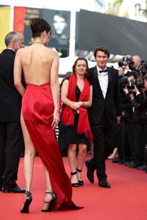 GALERIE FOTO de la Cannes! Actriţa Bella Hadid, fără lenjerie intimă într-o rochie mult prea "răcoroasă"!