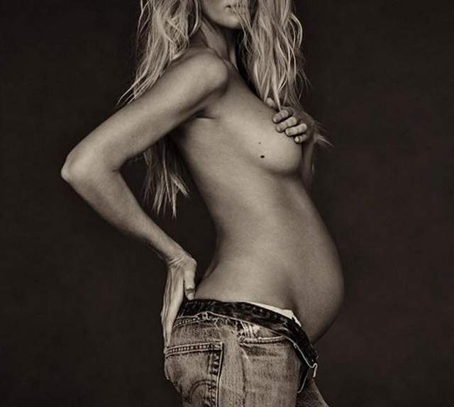 Sexy-mama! Un fotomodel celebru a pozat topless, etalându-şi burta de gravidă şi dezvăluind sexul viitorului bebeluş