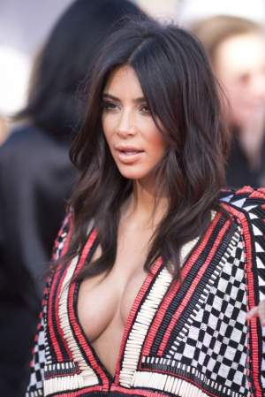 FOTO / Şi-a revenit spectaculos după sarcină şi arată bestial! Kim Kardashian, irezistibil de sexy, într-o rochie super mulată