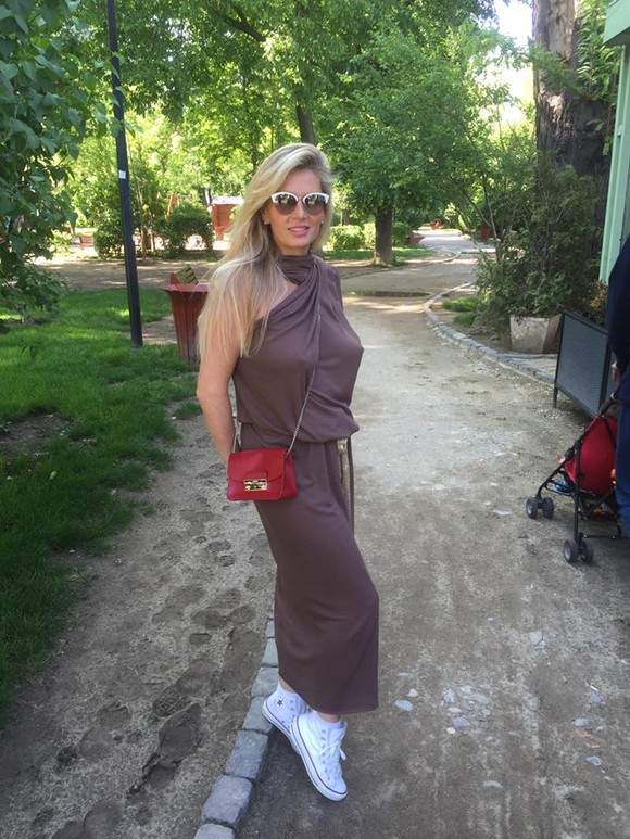 FOTO / Andreea Bănică, criticată de un fan, după ce a ieşit în public fără sutien: "Nu mi se pare OK ca toţi bărbaţii să se holbeze!" Imaginea "picantă" a făcut deliciul internauţilor