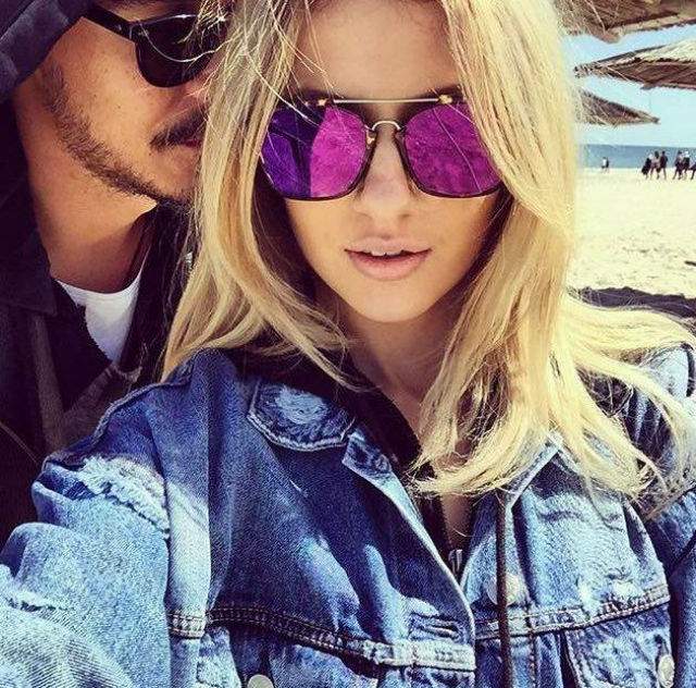 Nici soarele din Mamaia nu îl încălzeşte cum o face ea! Lidia Buble şi Răzvan Simion, în ipostaze tandre