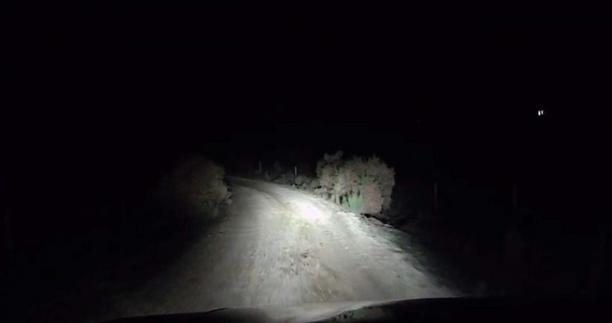 VIDEO / Mergea liniştit pe un drum rural şi din întuneric a apărut ceva ce l-a speriat de moarte!