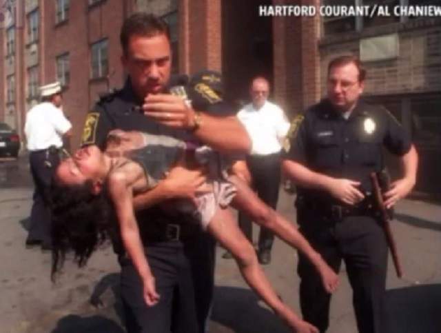 VIDEO / Un poliţist a salvat o tânără de la moarte! 18 ani mai târziu victima şi eroul s-au revăzut. Ce a urmat a impresionat o lume întreagă