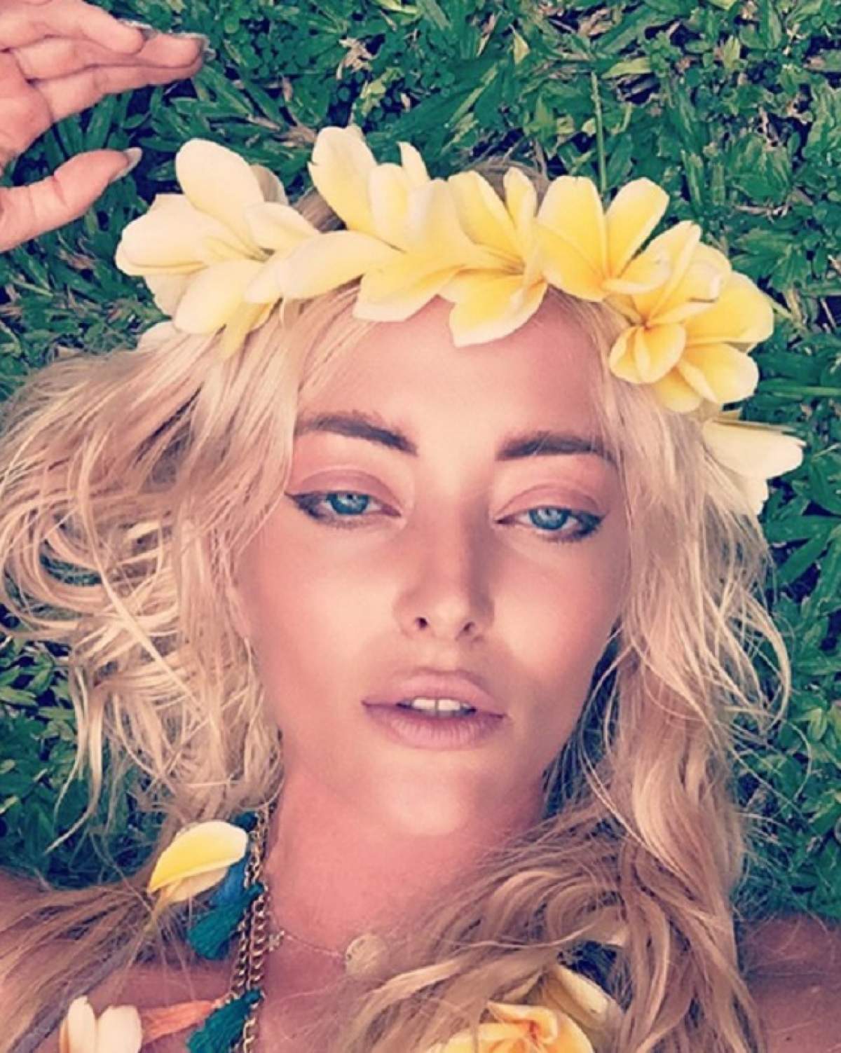 FOTO / Delia, ce-ai păţit la ochi? I-a vrăjit pe toţi cu albastrul infinit al privirii ei, dar acum asta e ISTORIE