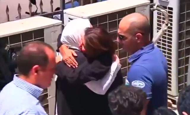 VIDEO / E jale la Cairo. Rudele victimelor din avionul EgyptAir plâng cu lacrimi amare. Imagini sfâşietoare