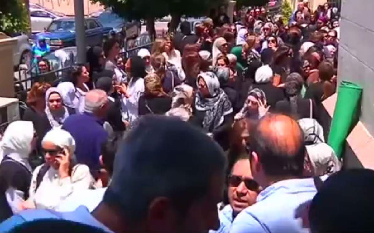 VIDEO / E jale la Cairo. Rudele victimelor din avionul EgyptAir plâng cu lacrimi amare. Imagini sfâşietoare