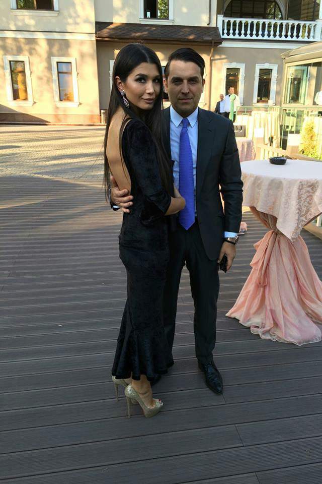 Se zvonea că vor divorţa, însă adevărul e altul. Cum au fost surprinşi Elena Băsescu şi soţul ei la un eveniment monden. Poze cât o mie de cuvinte