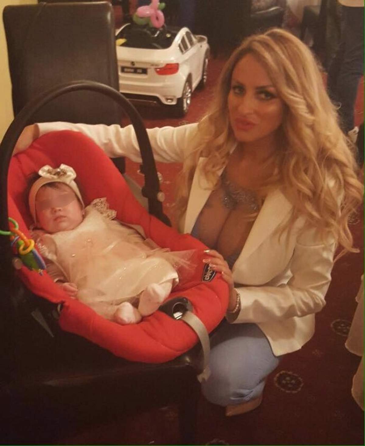 Ce a apărut pe pagina Sânzianei Buruiană înainte de a-şi boteza fetiţa