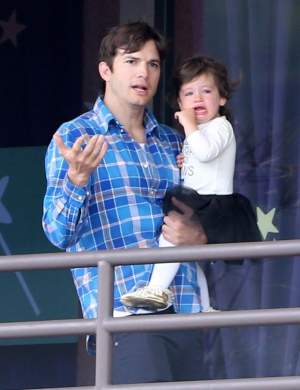 FOTO / Le calcă pe urme! Fetița lui Ashton Kutcher și a Milei Kunis, copia fidelă a celor doi! Unde au dus-o părinții ei celebri