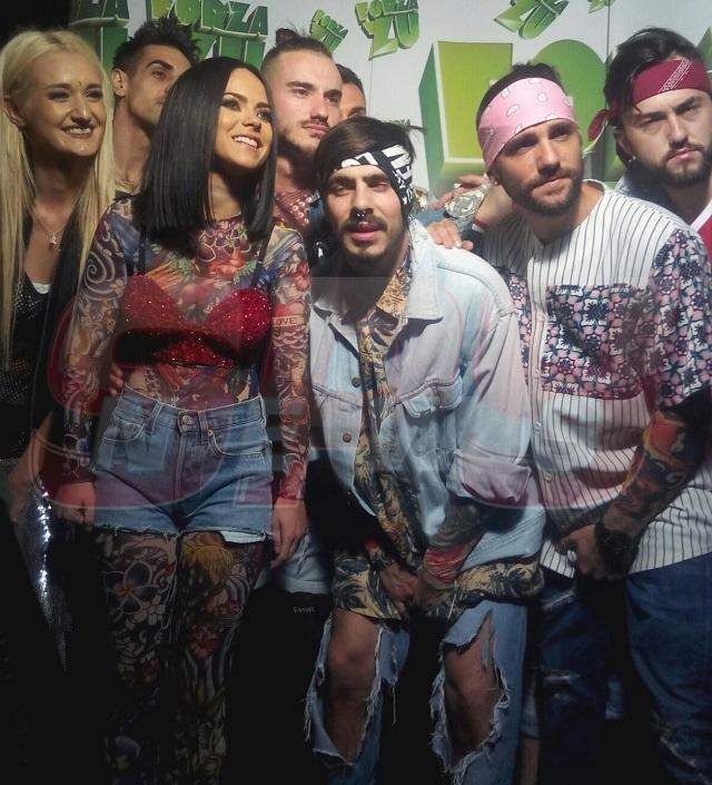 Inna şi-a făcut apariţia la FORZA ZU într-o rochie cuminţică, dar când a urcat pe scenă a ŞOCAT pe toată lumea! Vedeta avea corpul acoperit de tatuaje şi o vestimentaţie minimală