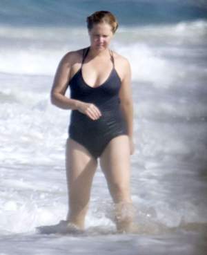 FOTO / A ieșit la plajă în costum de baie de bunicuță! O cunoscută actriță s-a făcut complet de râs