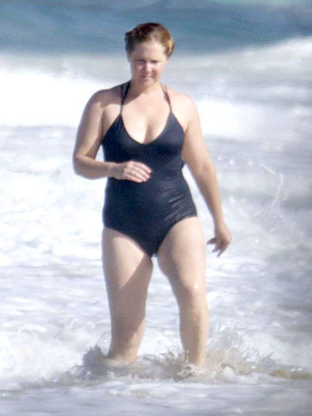 FOTO / A ieșit la plajă în costum de baie de bunicuță! O cunoscută actriță s-a făcut complet de râs