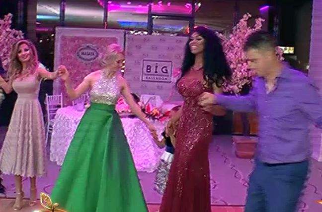 VIDEO / Imagini de la PETRECEREA de BOTEZ a fiicei Sânzianei Buruiană! Blonda a renunţat la pantofii cu toc şi a dansat pe mese