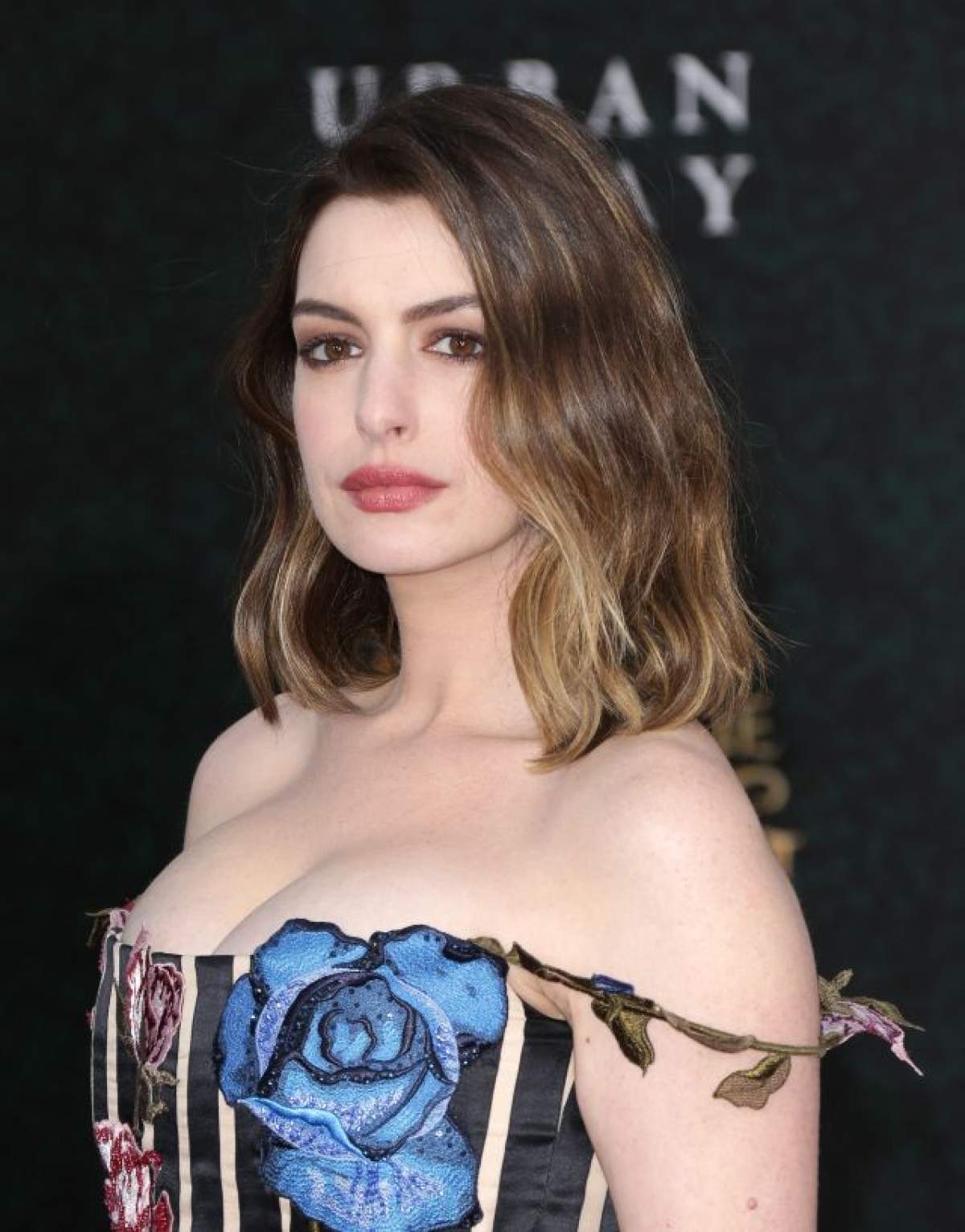 FOTO / La două luni după ce a născut, Anne Hathaway a afișat un bust de zile mari! Toți ochii au fost pe ea