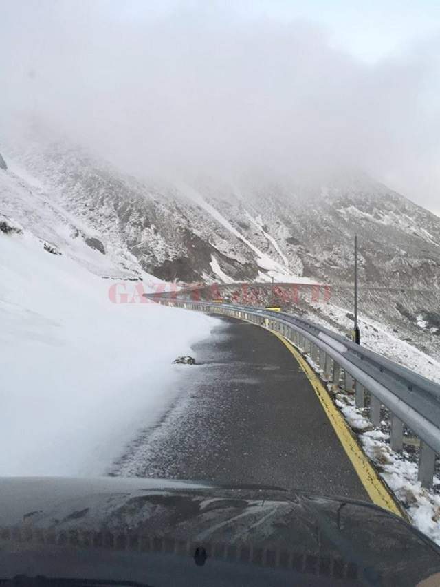 Vremea a luat-o razna la sfârşitul primăverii! Zona din România în care a nins puternic, iar drumarii au intervenit cu utilajele de deszăpezire