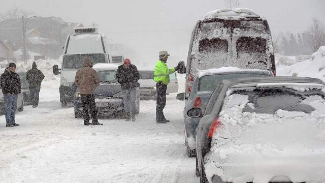 Vremea a luat-o razna la sfârşitul primăverii! Zona din România în care a nins puternic, iar drumarii au intervenit cu utilajele de deszăpezire
