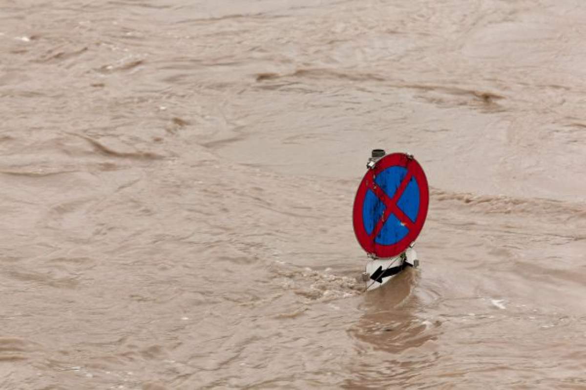 VIDEO / Peste 300 de gospodării au fost inundate, iar mii de familii au rămas fără curent electric