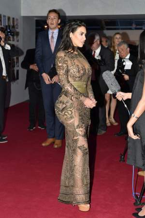 FOTO / Kim Kardashian, mai ai ceva pe tine?! A apărut în cea mai transparentă rochie şi a atras toate privirile