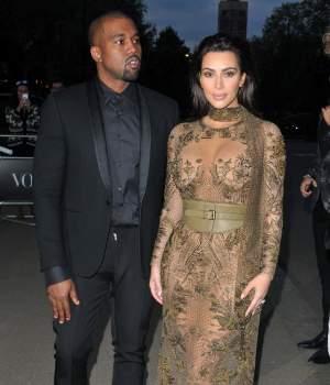 FOTO / Kim Kardashian, mai ai ceva pe tine?! A apărut în cea mai transparentă rochie şi a atras toate privirile