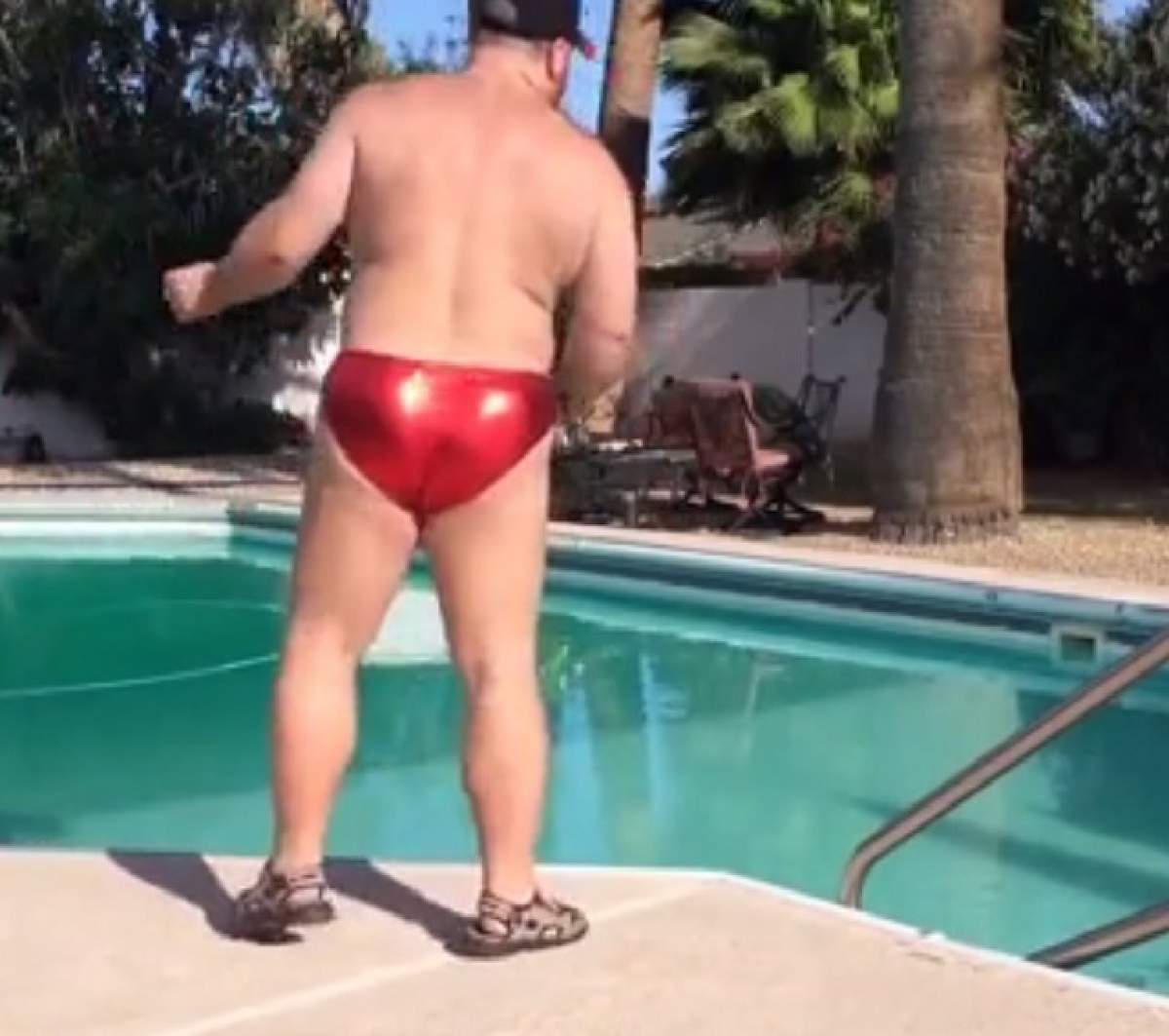 VIDEO AMUZANT / Ce face acest bărbat în slip, pe marginea piscinei, a ajuns viral. Râzi cu lacrimi!