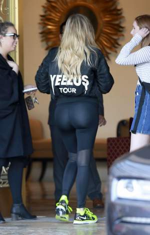 FOTO / Aşchia nu sare departe de trunchi! Khloe Kardashian a făcut furori în colanţi mulaţi pe "curbe"