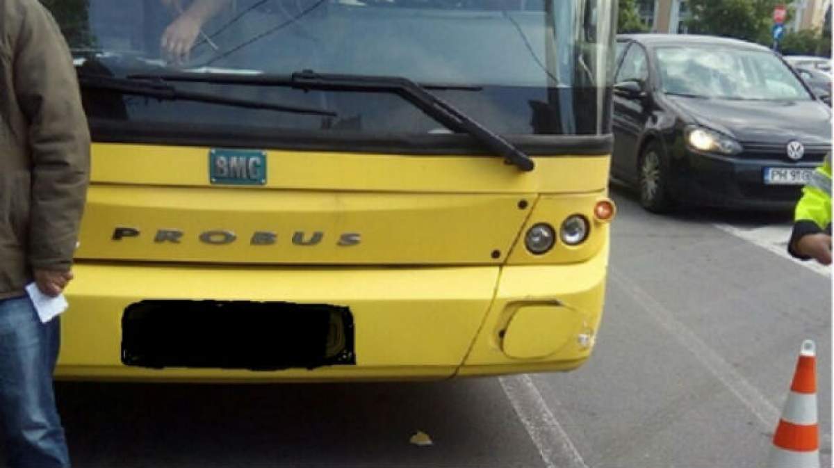 Un tânăr din Ploieşti a furat un autobuz, după care a intrat cu acesta în parapeţi