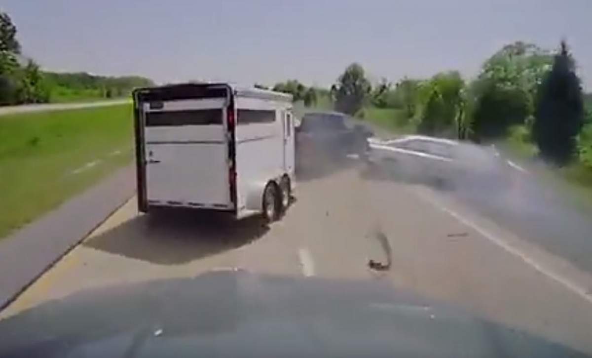 VIDEO / A pierdut controlul volanului, iar ceea ce a urmat este un adevărat dezastru! Imagini şocante!