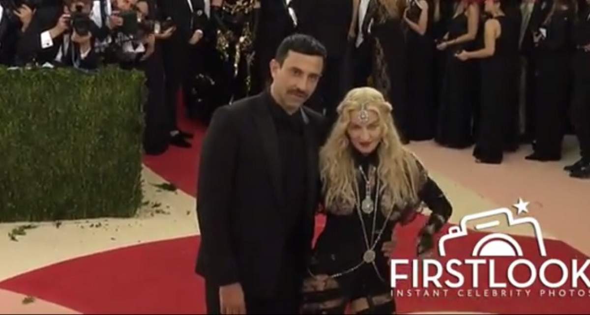 VIDEO / Are aproape 60 de ani, dar nu-i e ruşine să-şi etaleze trupul! Madonna, într-o ţinută excentrică, ce i-a lăsat la vedere sânii şi fundul