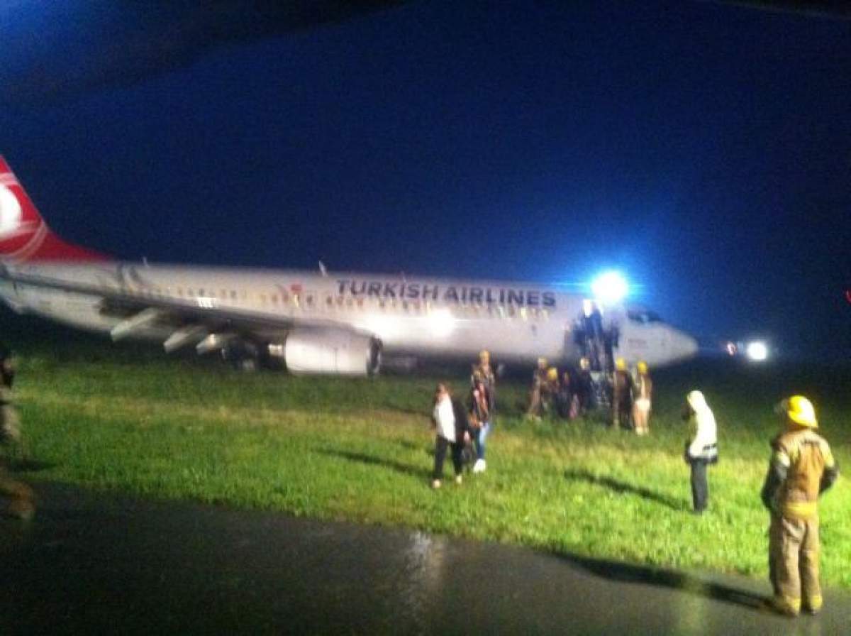 VIDEO / Un avion cu 151 de persoane la bord a derapat pe pista de aterizare! Aeroportul a fost imediat închis