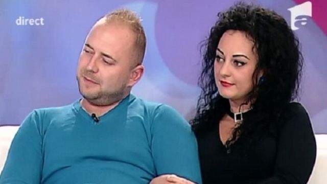 FOTO / Au încălcat regula 25 în zi de sărbătoare? Doi concurenți de la ”Mireasă pentru fiul meu”, acuzați că s-au iubit cu patos în bucătărie