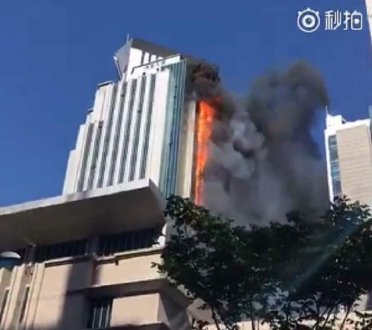 VIDEO / Panică în China! Sute de angajaţi, evacuaţi de urgenţă, după ce un zgârie-nori a luat foc