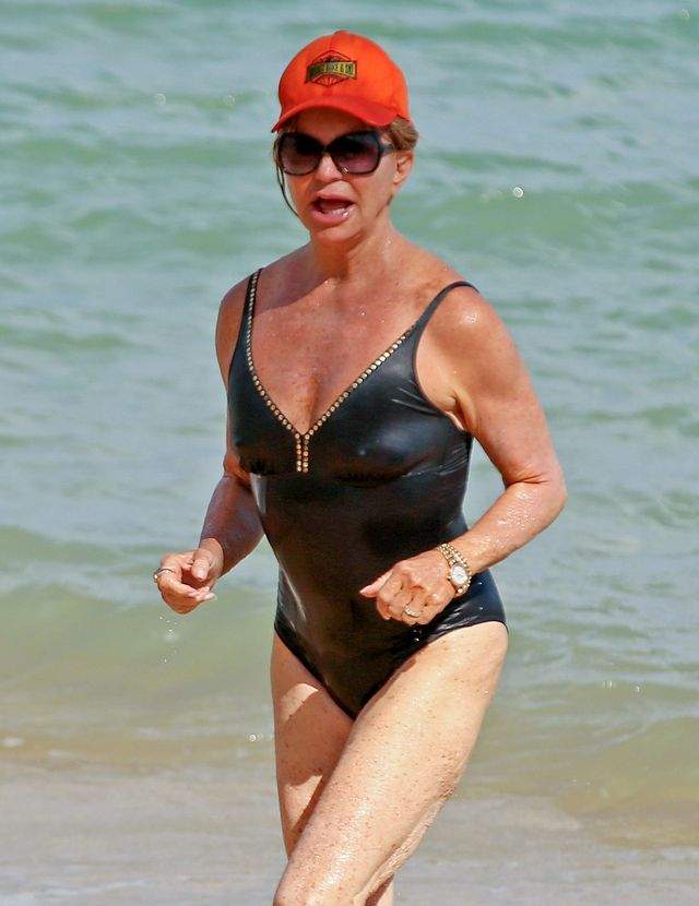 FOTO / Goldie Hawn, în costum de baie la 70 de ani. Detaliul care le-a atras atenţia paparazzilor nu are legătură cu celulita sau pielea flască